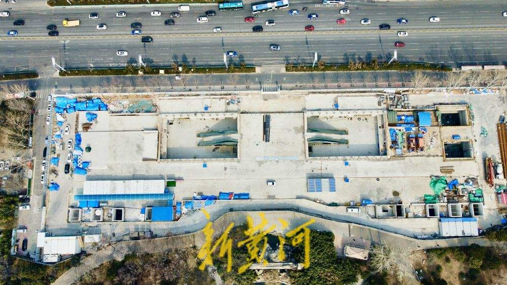 济南公园里的地铁车站地面出入口“揭面纱”