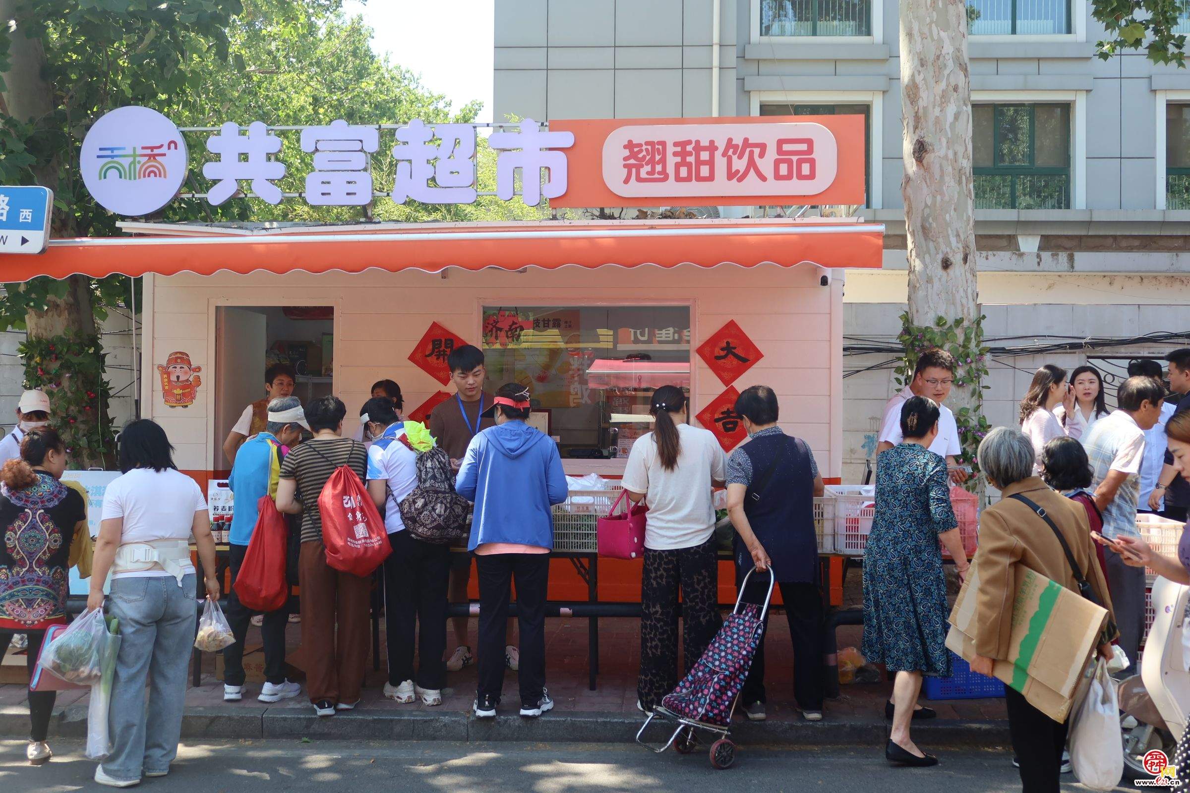 融媒·先锋｜烟火浸润邻里间，小微阵地聚民心！街角有家“共富小店”