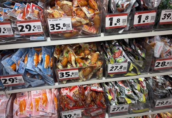 门店遍布大街小巷，大型超市为何找不到赵一鸣、好想来同款零食：同款商品规格有差异，部分散称零食价格更高