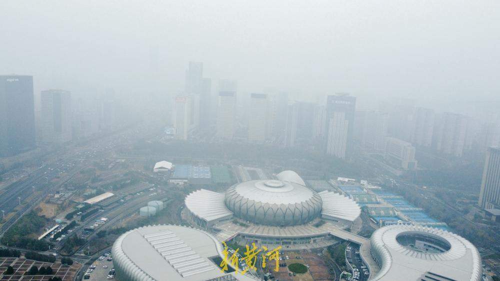 济南大雾持续锁城 高楼隐现云端