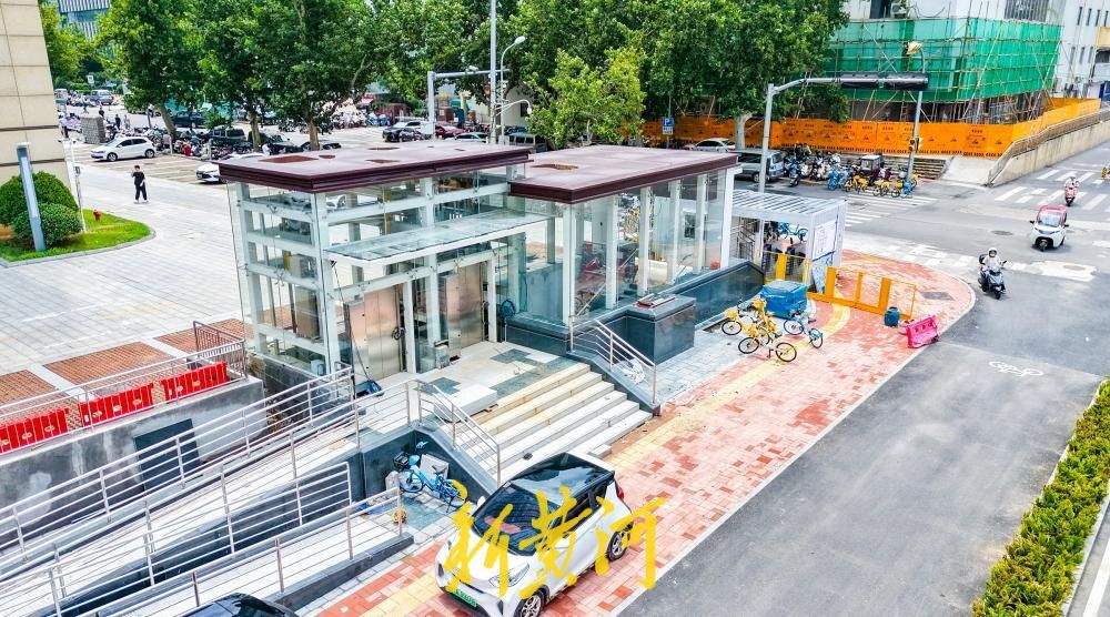 济南:经一路地铁6号线站点围挡拆除 双向八车道恢复通行