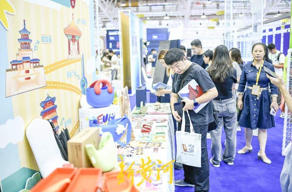 从老字号美食到高校工业设计 烟火济南市集为数博会添“文化味”