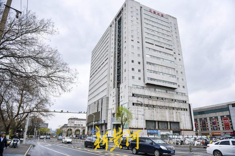 三联大厦底商外立面拆除