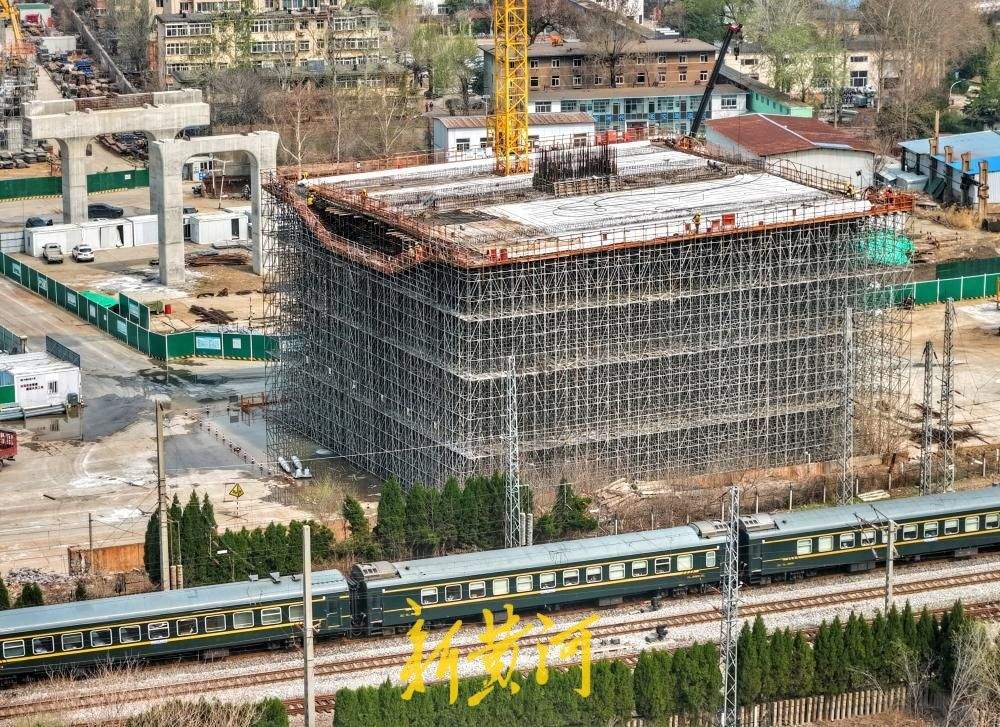 济南开源路项目主桥第一节段箱梁混凝土完成浇筑