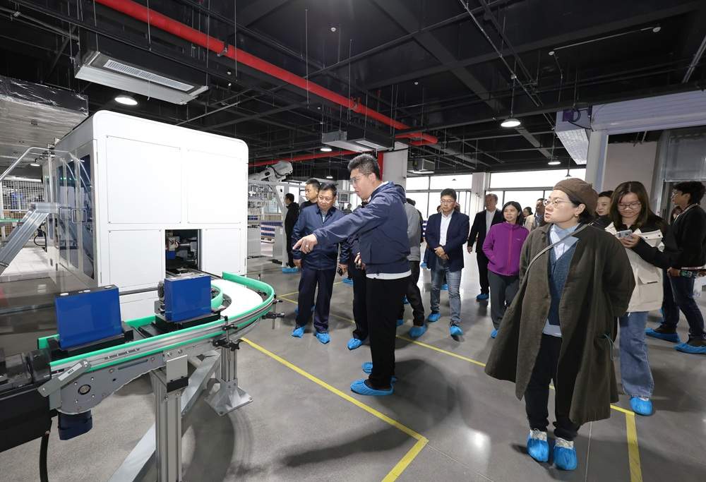 探秘“超级充电宝”：这家企业如何让清洁能源“风光”无限？