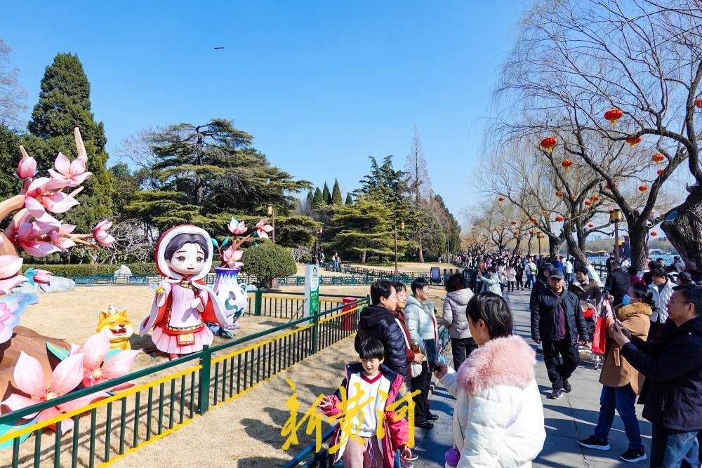 气温回升春意浓，大明湖畔游人如织乐融融