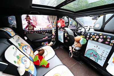 网约车司机花千余元“饰”车 294天收获433个手写好评