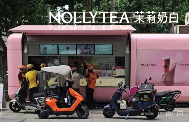 茉莉奶白被LV诉赔 记者实探门店：相关商标仍在使用且工作日爆单
