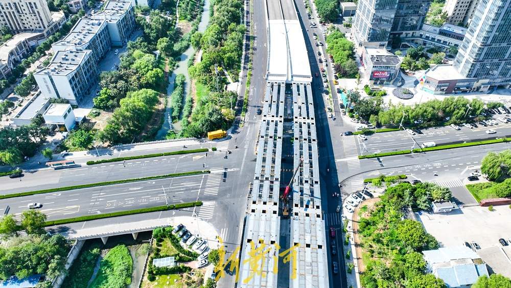 济南腊山河西路北延工程全线首联钢箱梁吊装完成