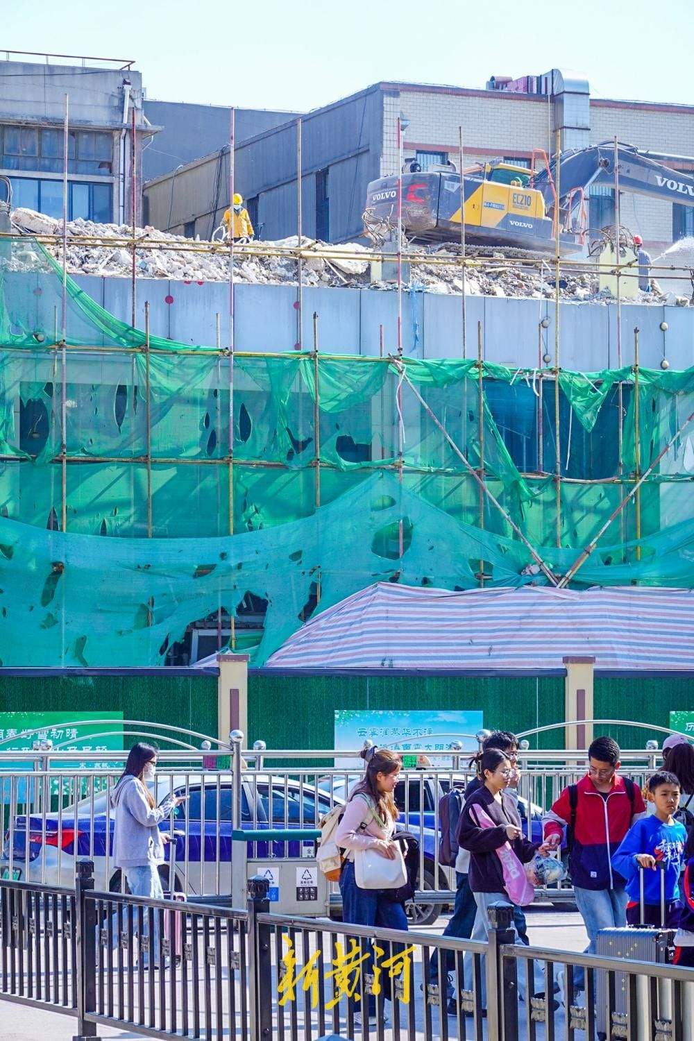 天龙大厦“与地面齐平”倒计时,两代“第一高楼”同框