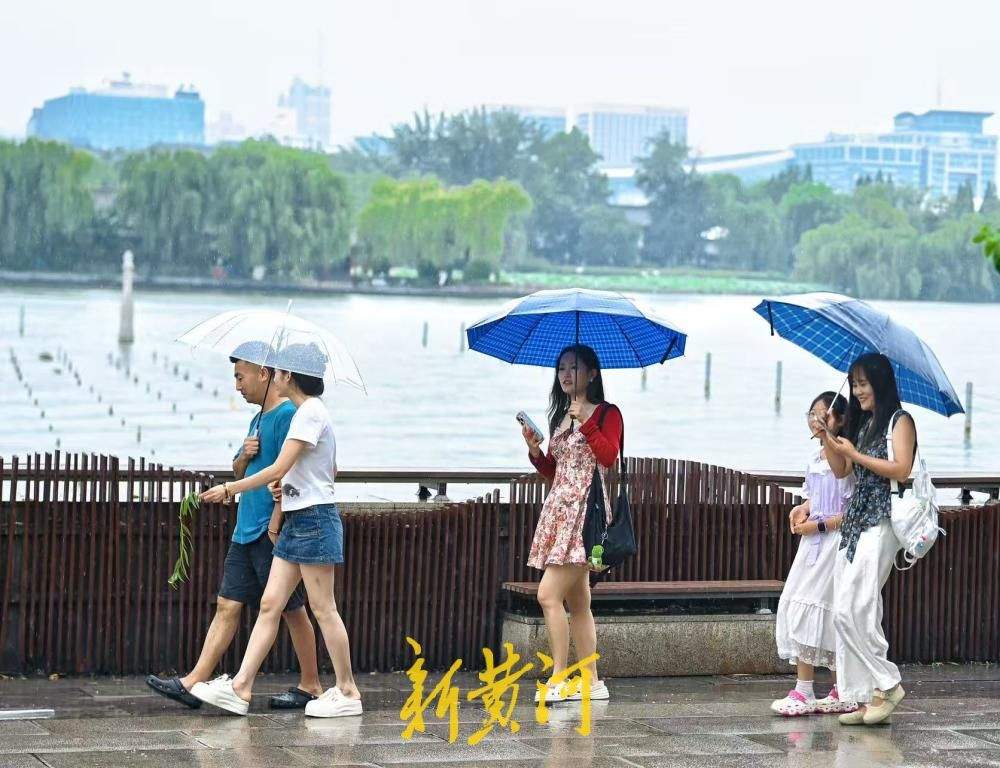 雨中逛济南大明湖 步步皆是初秋凉意