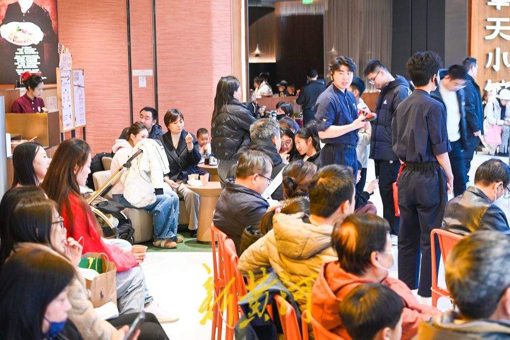 泉城商业综合体元旦假期人气旺，用餐市民排起长队