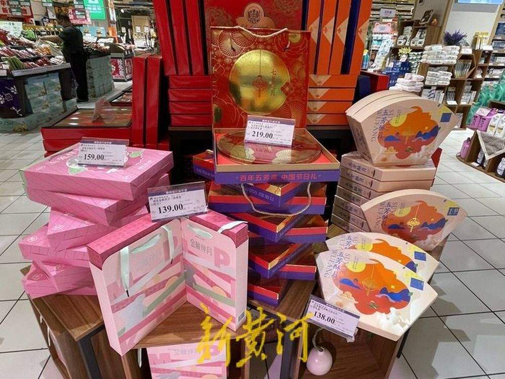 中秋临近月饼热销，济南市场上百元礼盒占销售主流