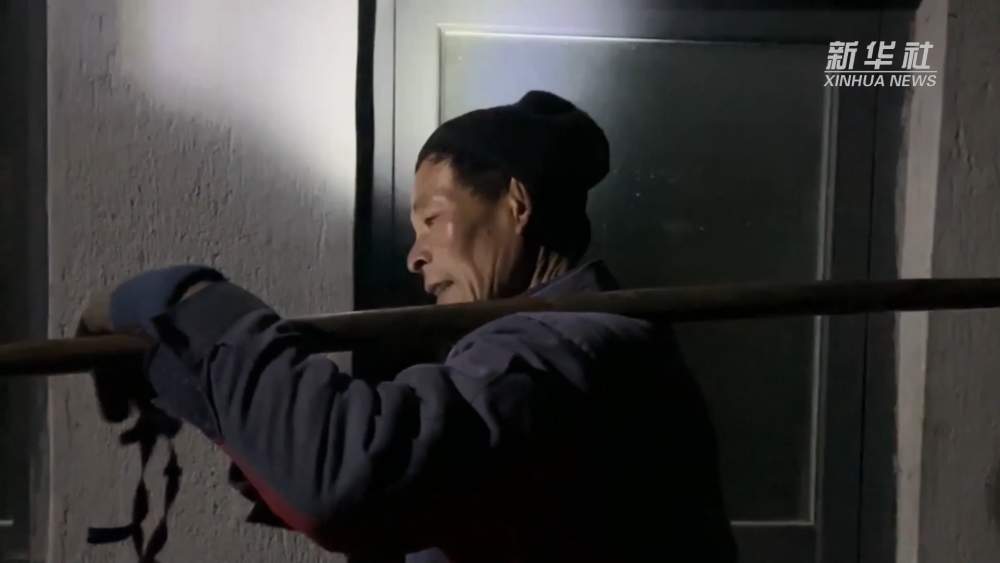 苦累永攀登——跟着泰山挑山工送货