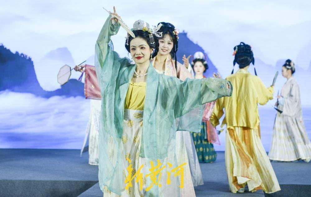 古乐悠扬华服流光，这场端午宋韵汉服秀太惊艳