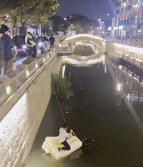 危险!小孩哥自制泡沫船下河划水