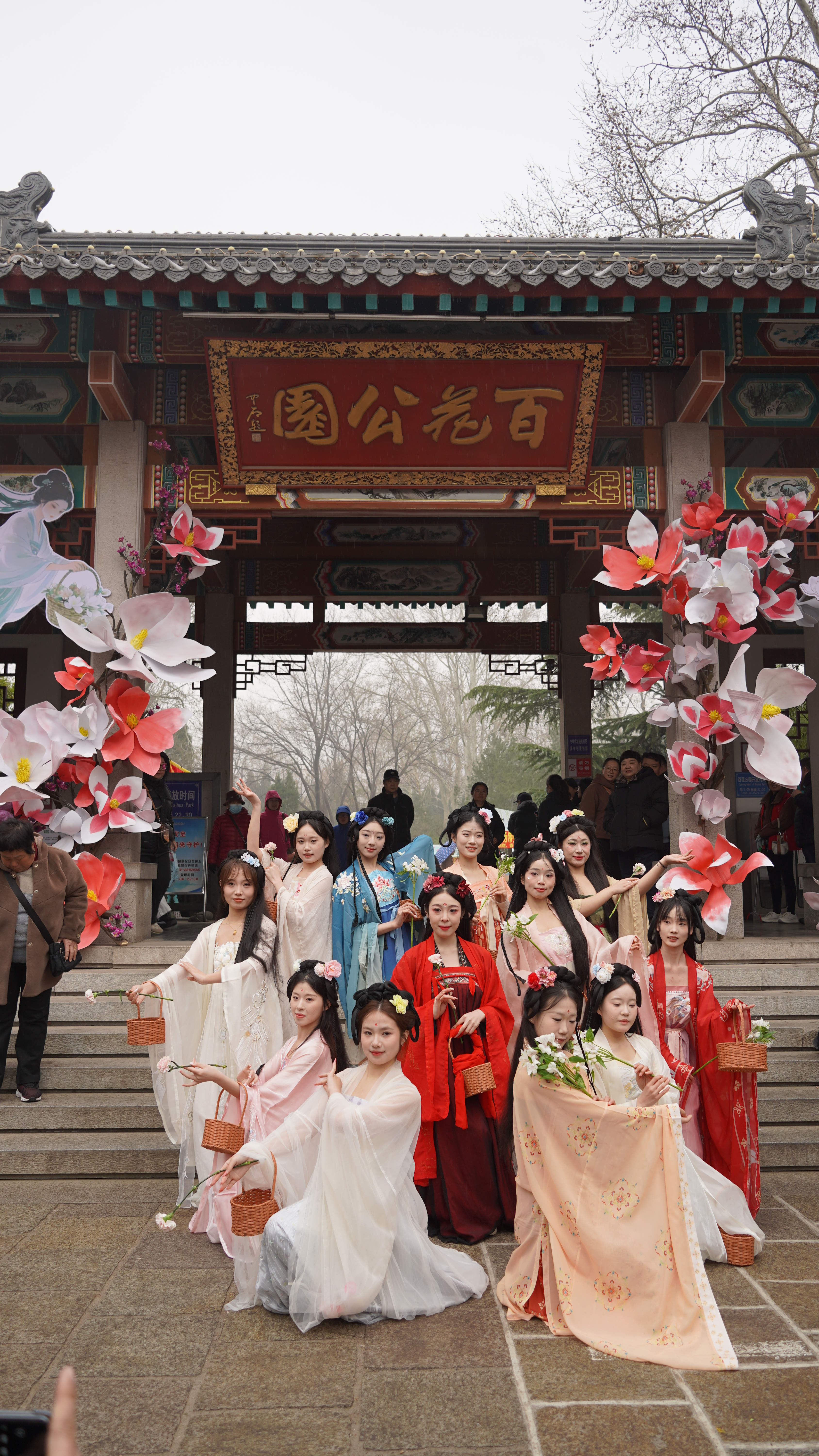 白玉兰进入盛花期，百花公园开启春日盛宴