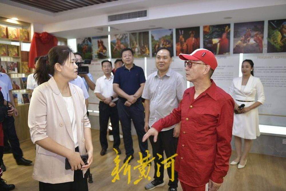 六小龄童现身泉城，为济南首家“美猴王慈善公益书屋”揭牌