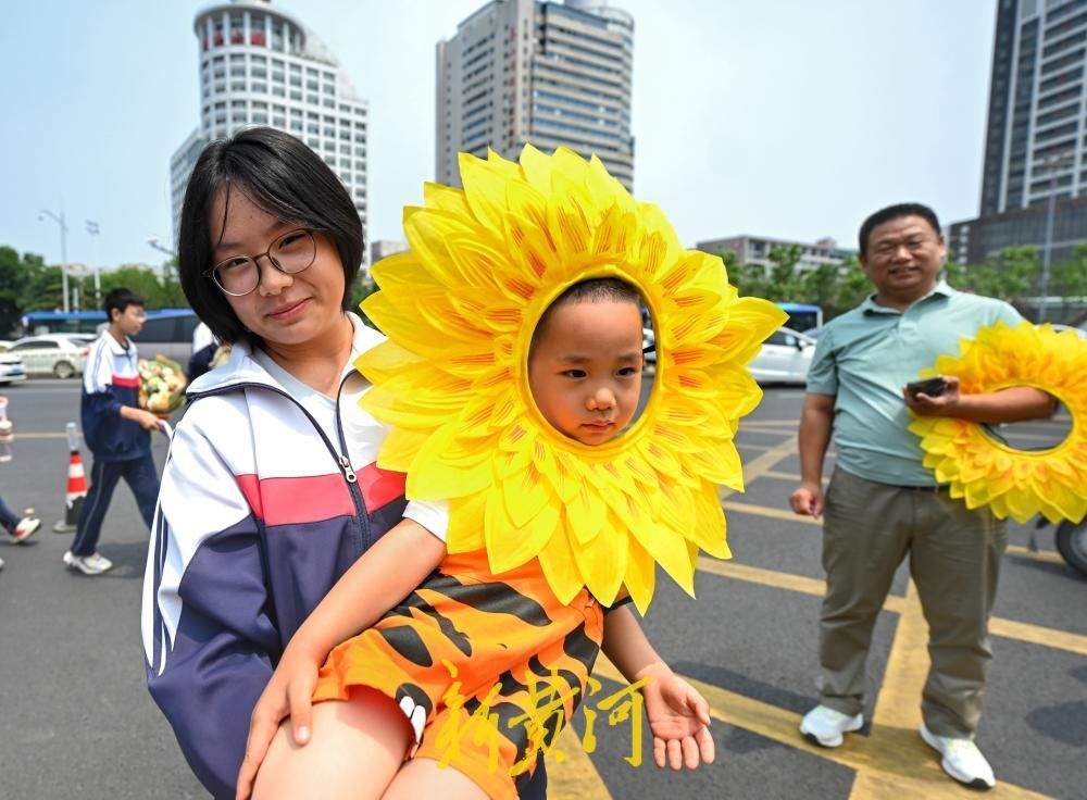 济南2026年中考落下帷幕，考生奔出考场，家长花式迎接