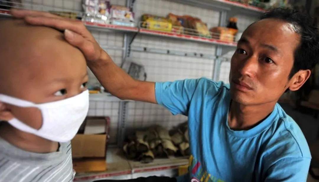 15年前，他一天打6份工救白血病儿子……如今他们怎么样了？