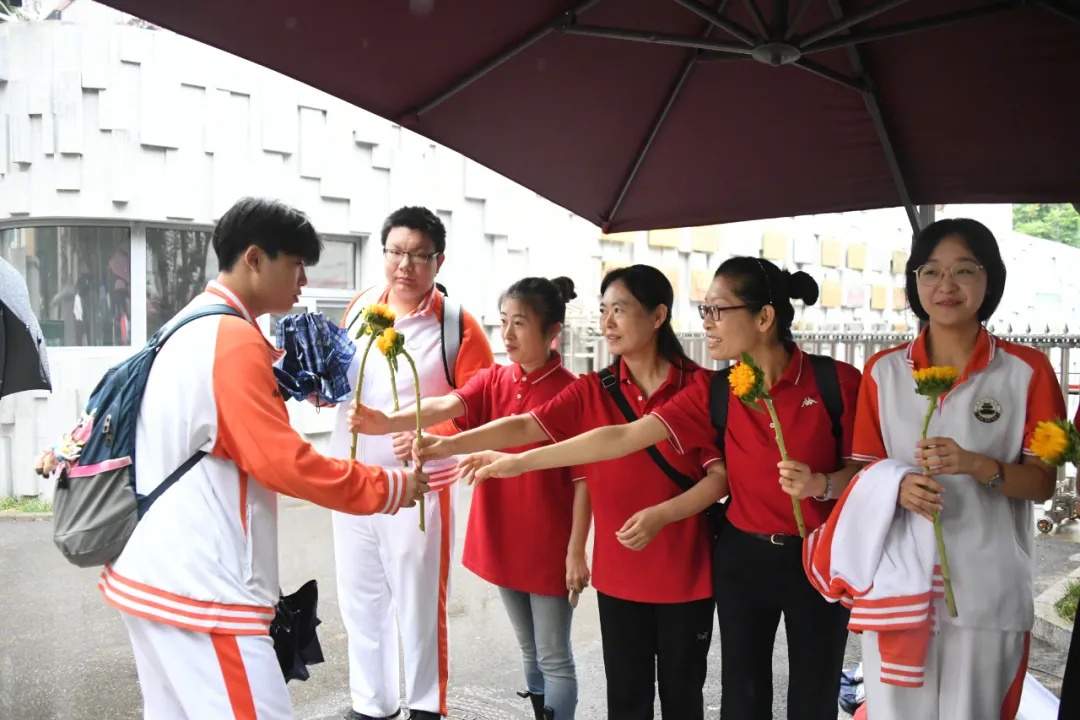 嚯！今天送考名场面，来了