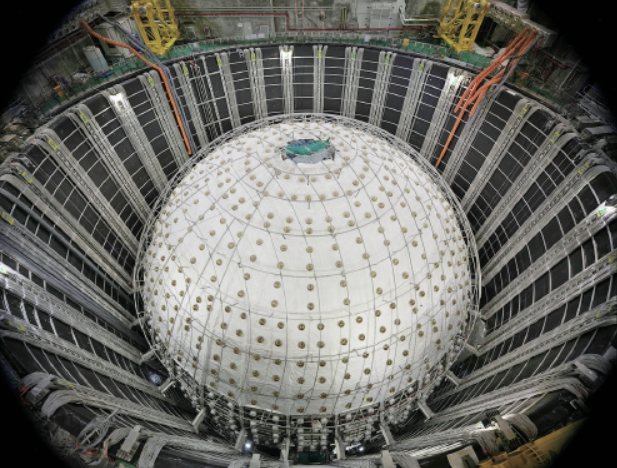 地下700米，捕捉幽灵粒子 江门中微子实验测量精度创新高