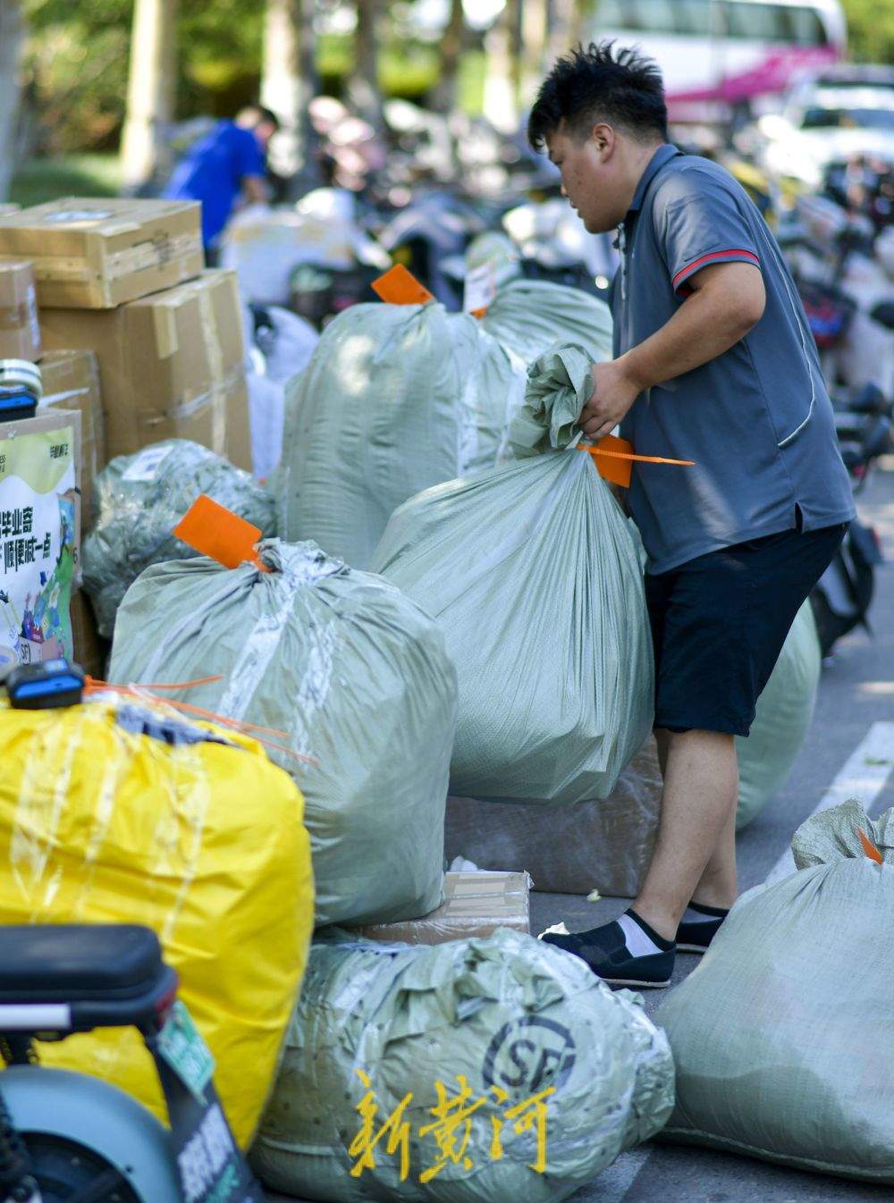 离别校园毕业“寄” 大学生轻装离校