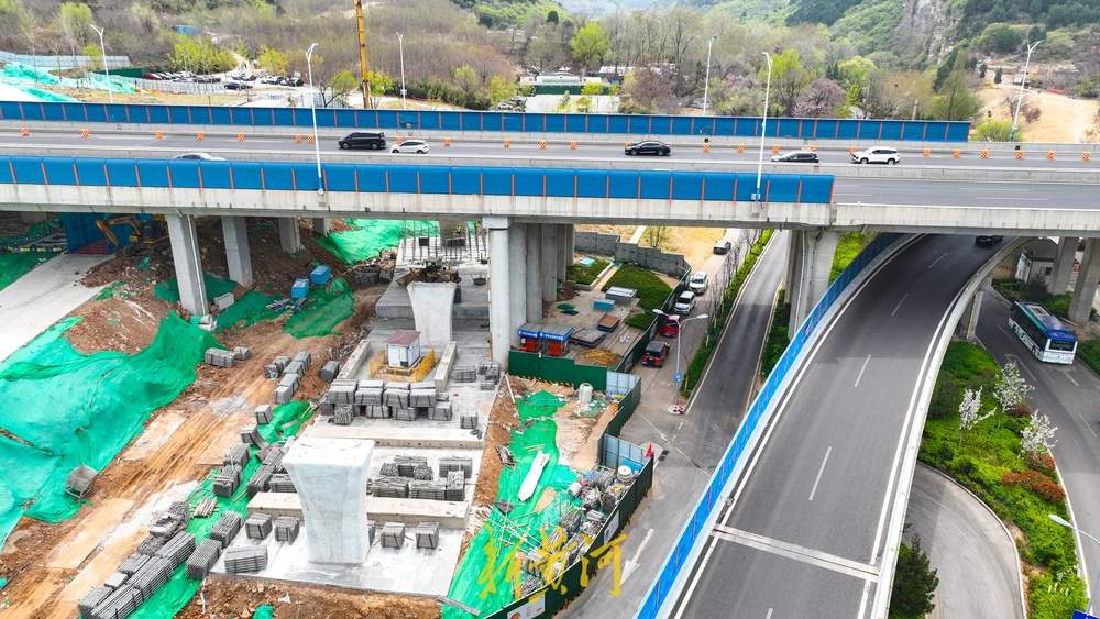 济南网红花卉山坡建起弧形匝道，将连通二环南路快速路 