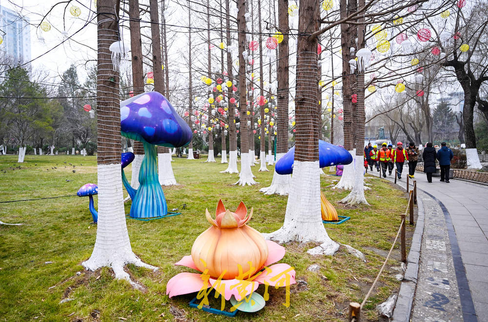 泉畔花灯璀璨迎春，秦琼主题灯组彰显历史风韵