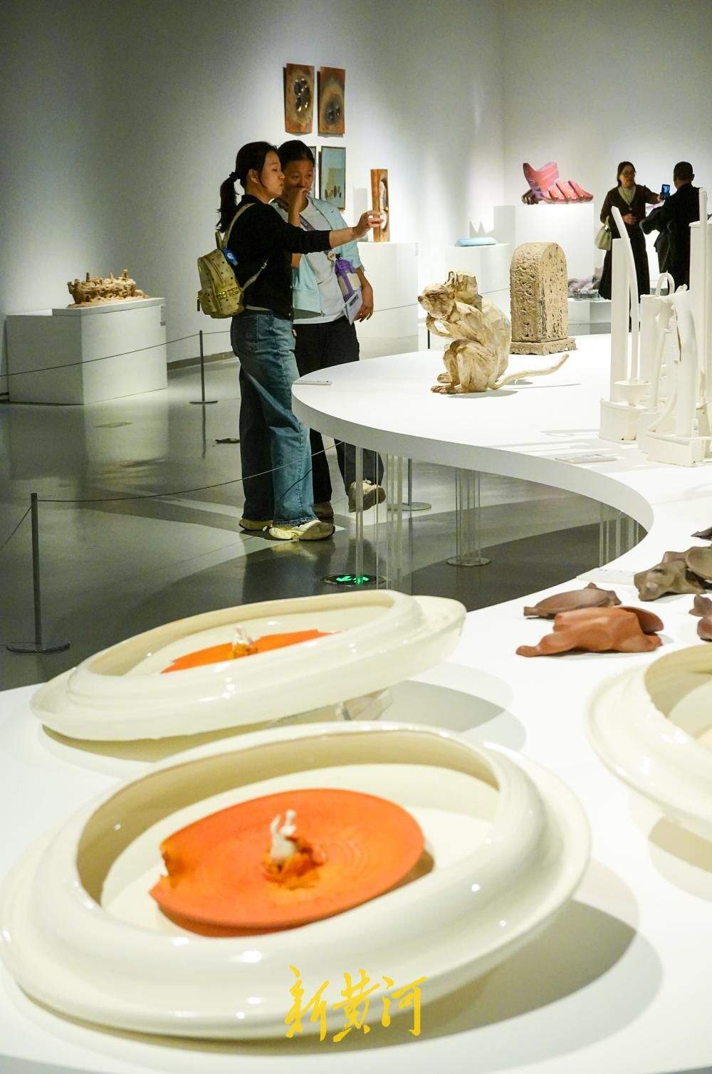 在土与火中感受东方美学，当代陶瓷艺术展览引观展热