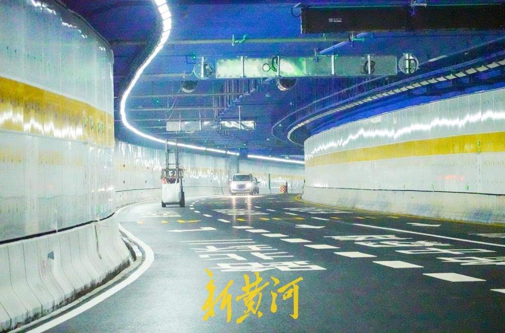 济南黄岗路黄河隧道出口匝道揭面纱 方向路牌安装到位