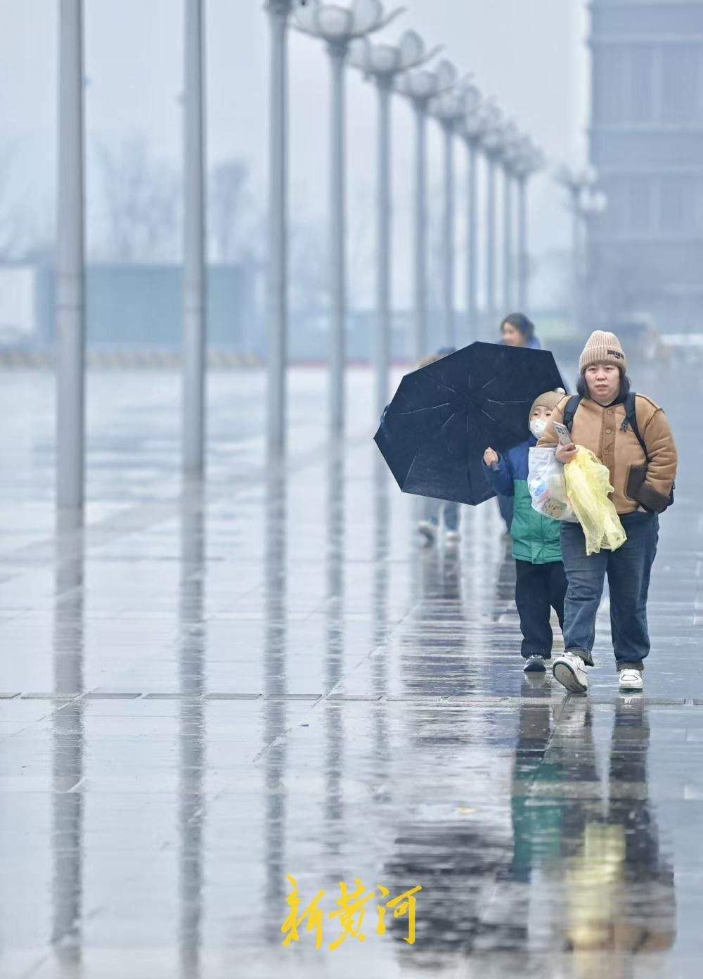 春运返程期泉城迎降雨 旅客雨中赶车忙