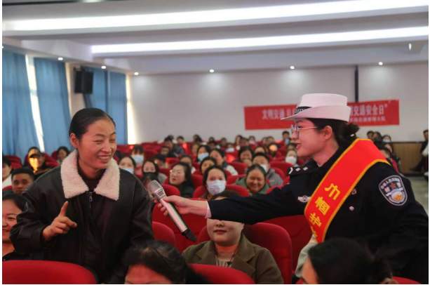 冬季守护、平安有我 ——单县公安局交管大队女子宣传队在行动