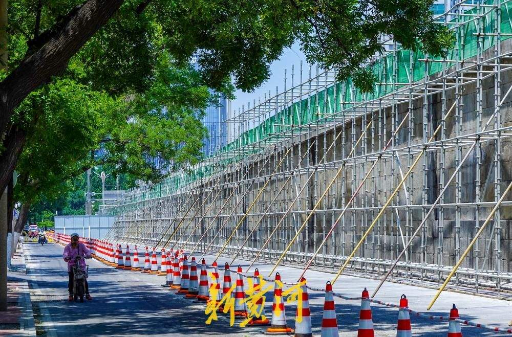 济南纬二路跨铁路天桥原路面清除 护栏分段拆除更换