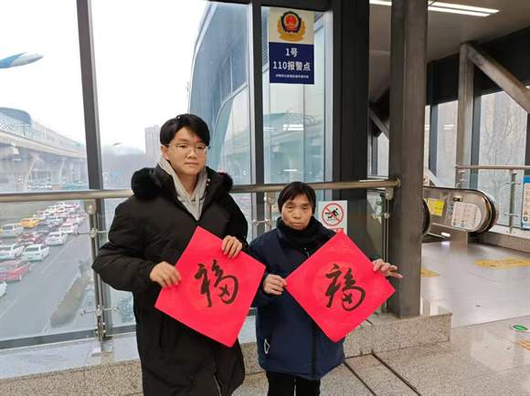 “泉城义工”山东交通学院服务团开展“墨香传暖意，祝福进社区”文明实践活动