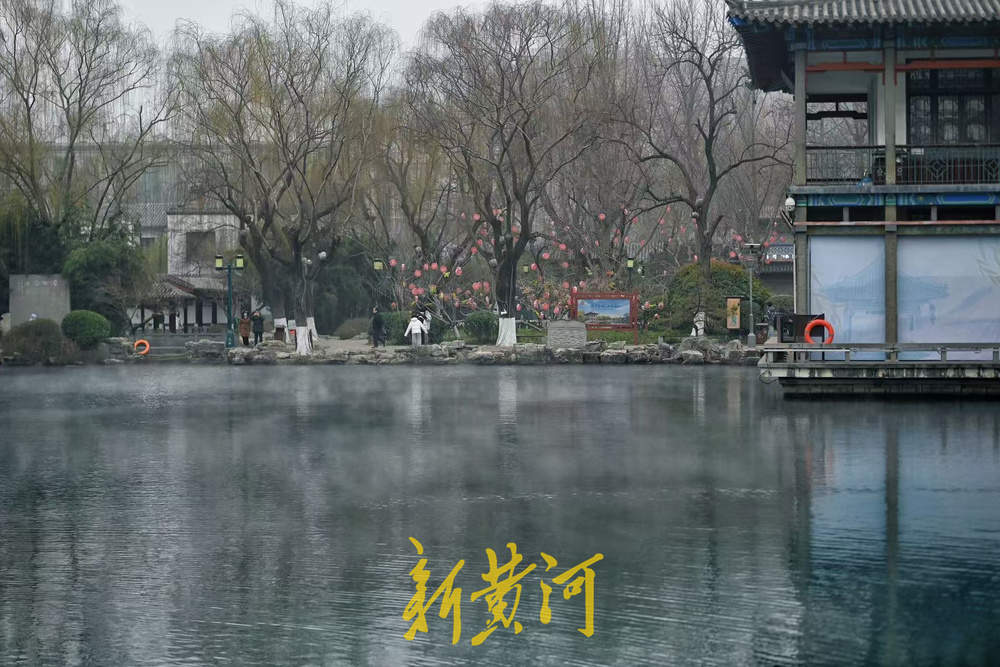 寒潮天气下，五龙潭泉池迎今年首次“云雾润蒸”景观