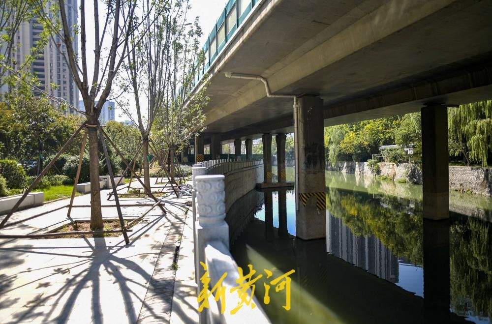 济南西泺河河道改造收尾，诗词围栏扮靓社区小公园