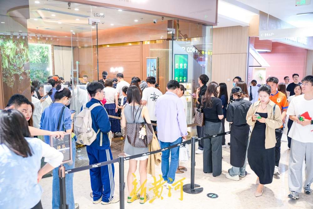 一年四季 泉在济南丨假期消费热潮开启，济南一家网红店铺前排长队 