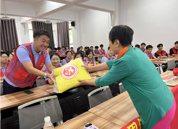 “义”路同行二十载 青春接力向未来——泉城义工20周年志愿服务宣讲高校行活动走进济南职业学院