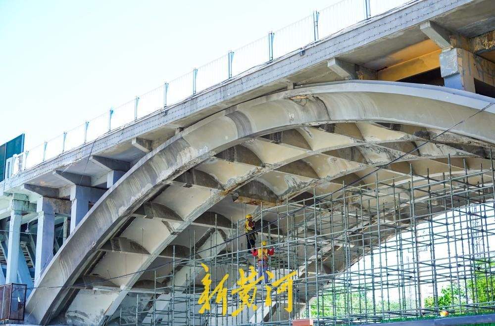 纬二路跨铁路天桥实施加固，明起桥上全封闭桥下半封闭