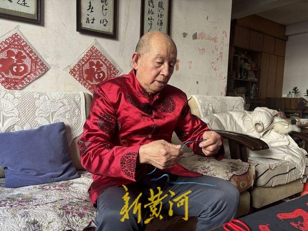 一年剪出260种生肖蛇剪纸！等12生肖剪齐了，他要办一个巡展