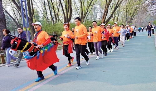 信任为绳照亮视障跑者奔跑之路