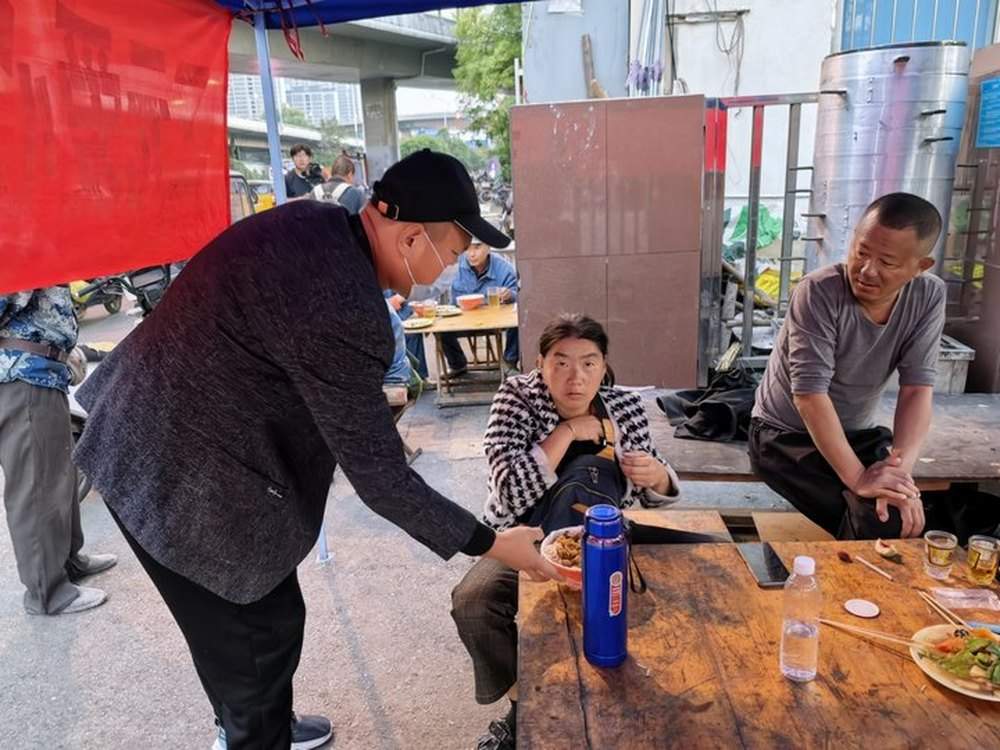 3元一碗面，面和卤子随便加 济南零工市场旁有家“爱心面”