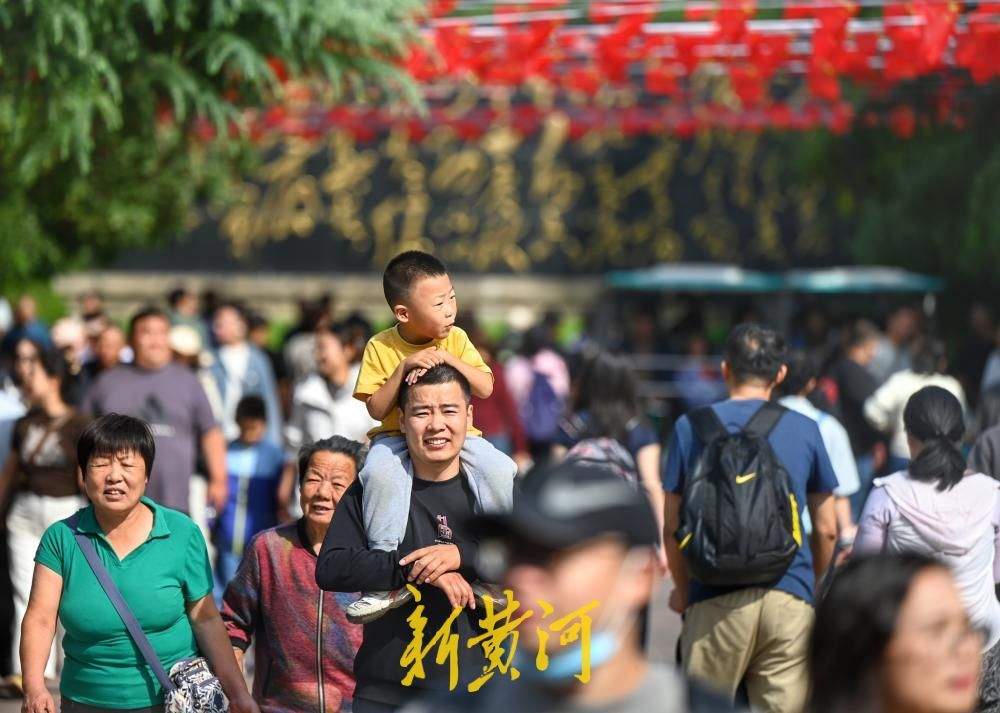 游人如织，国庆假期大明湖人气爆棚