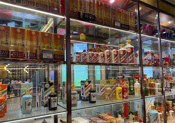 茅台不再“飞天”，连日跌价后略有回涨，商家：曾低至2550元