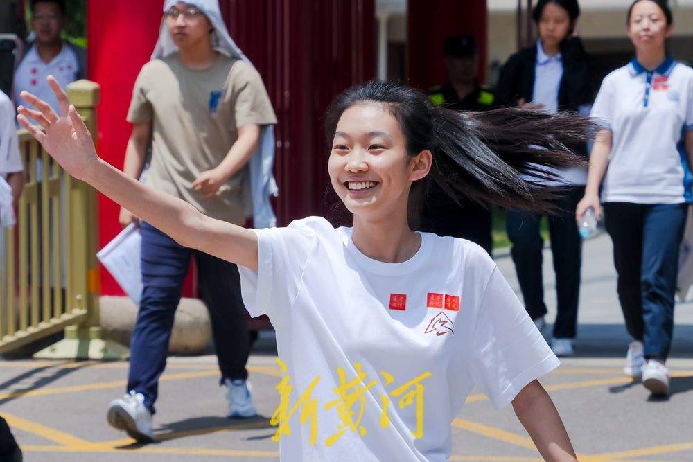 奔跑向未来！考生挥别高考考场