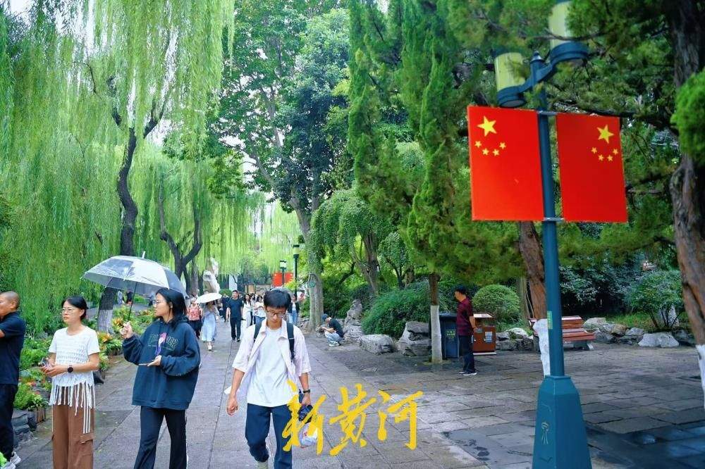 济南：趵突泉遍染中国红 双节氛围感拉满
