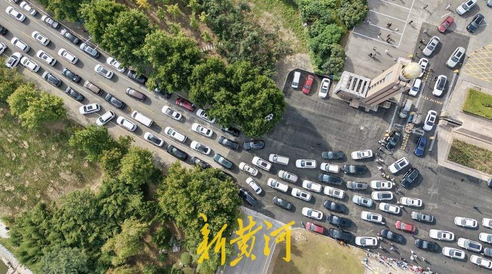 济南长清大学城迎来新生报到高峰，警校联动疏导交通保障开学秩序