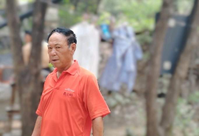 在“跤城”济南，76岁老人办起了摔跤场