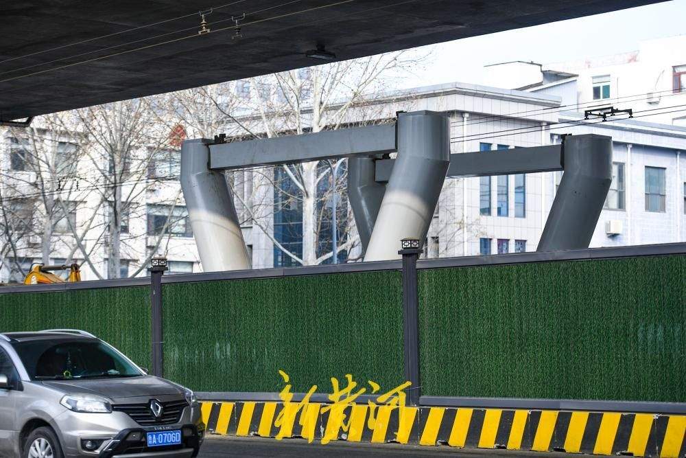 济南二环东路百花公园段新建过街天桥,主体桥墩已成形
